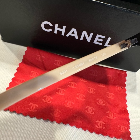 Authentic CHANEL sunglasses with case and box - Picture 5 of 8